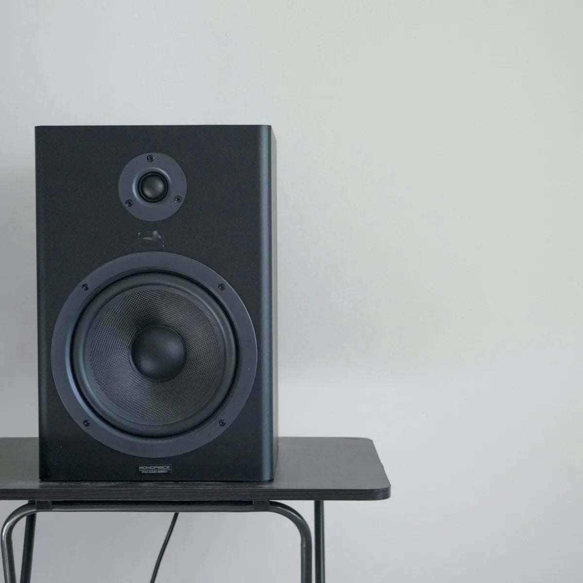 Parlante negro en composición editorial minimalista de tecnología